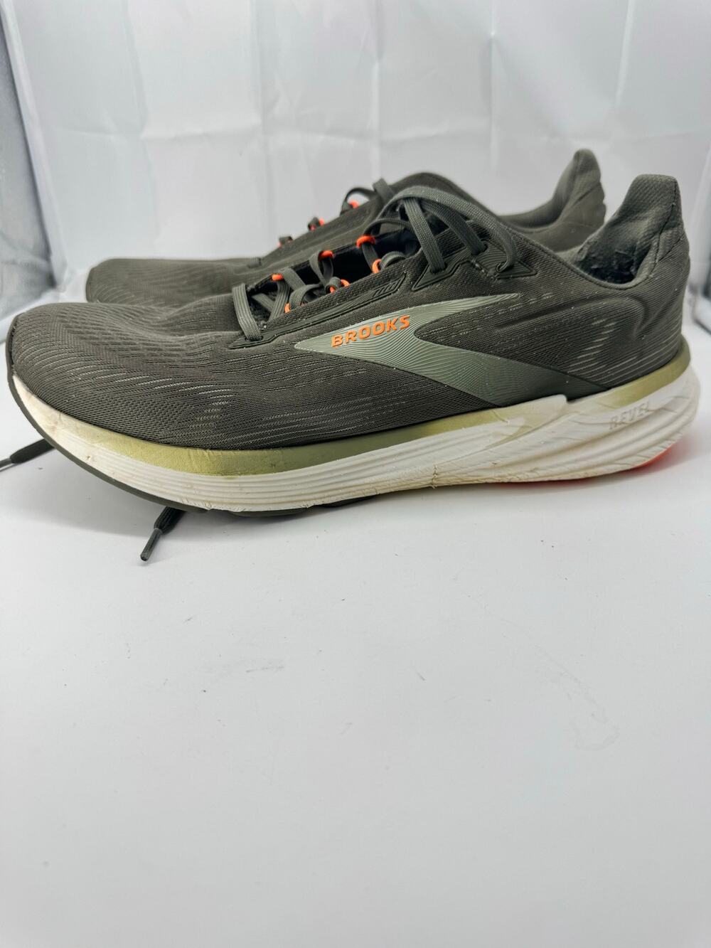 Men's Brooks Revel 8 size 11.5D - Olive/Tea/Orange - no insoles